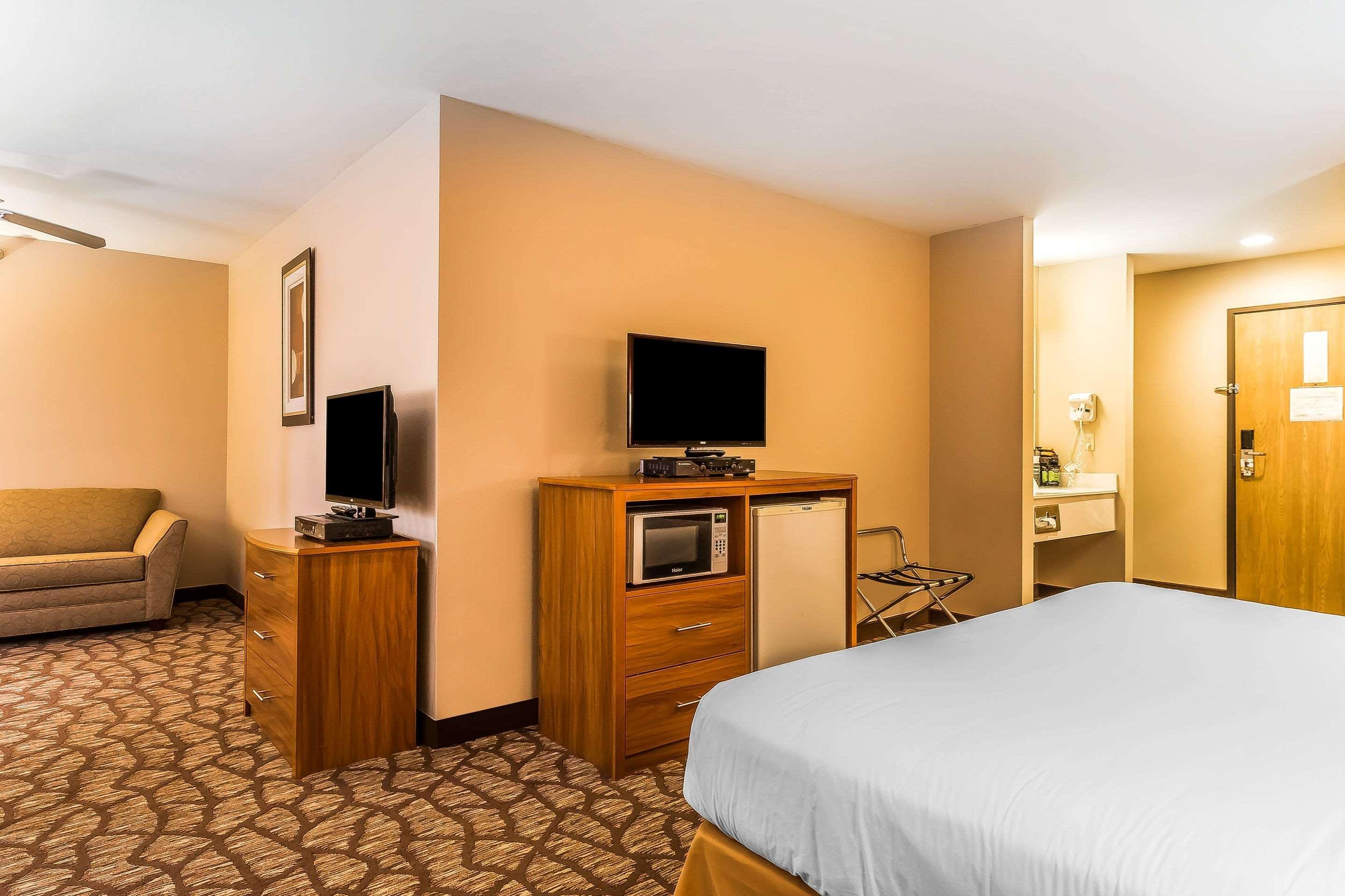 Quality Inn & Suites Chesterfield Village Спрингфийлд Екстериор снимка