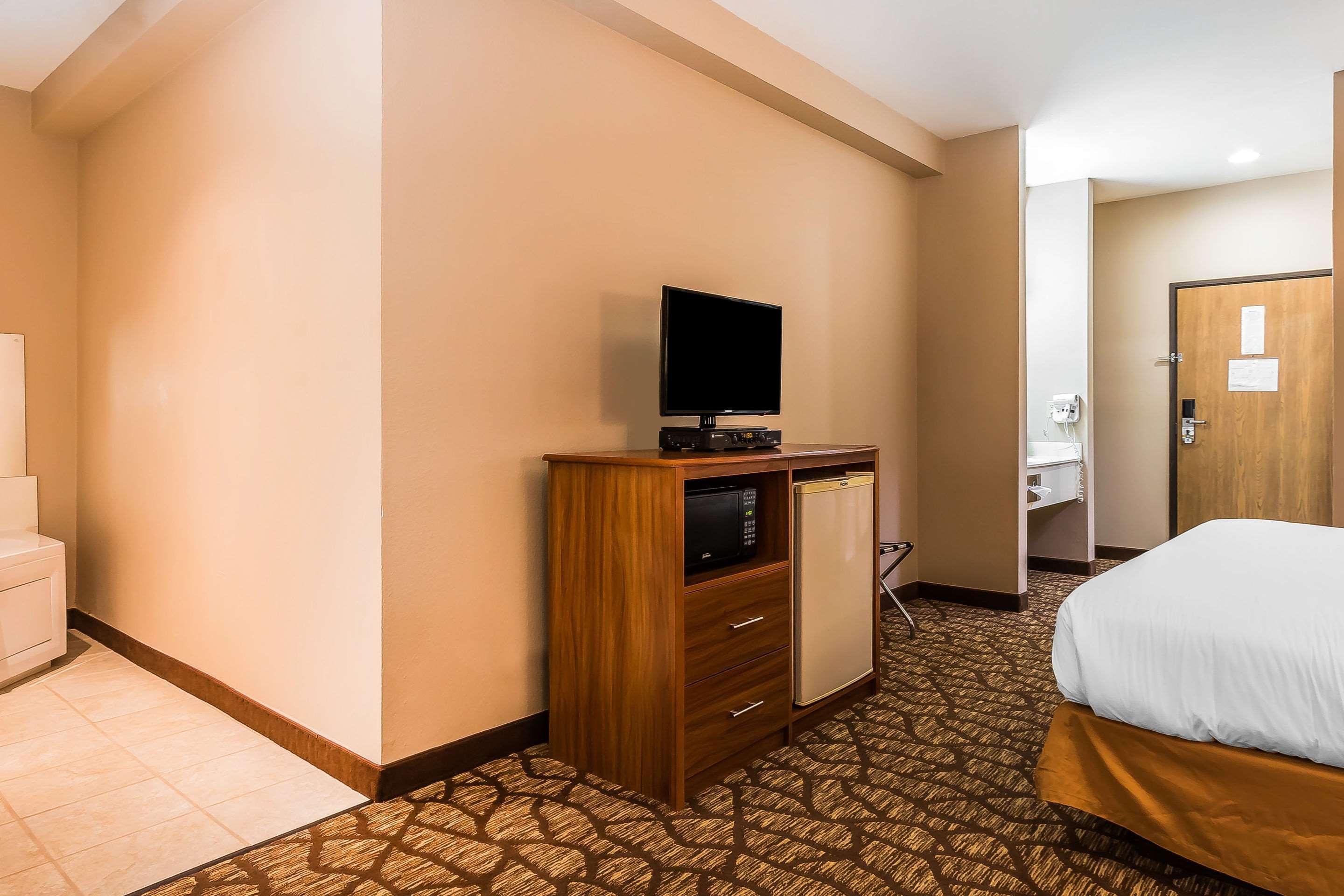 Quality Inn & Suites Chesterfield Village Спрингфийлд Екстериор снимка