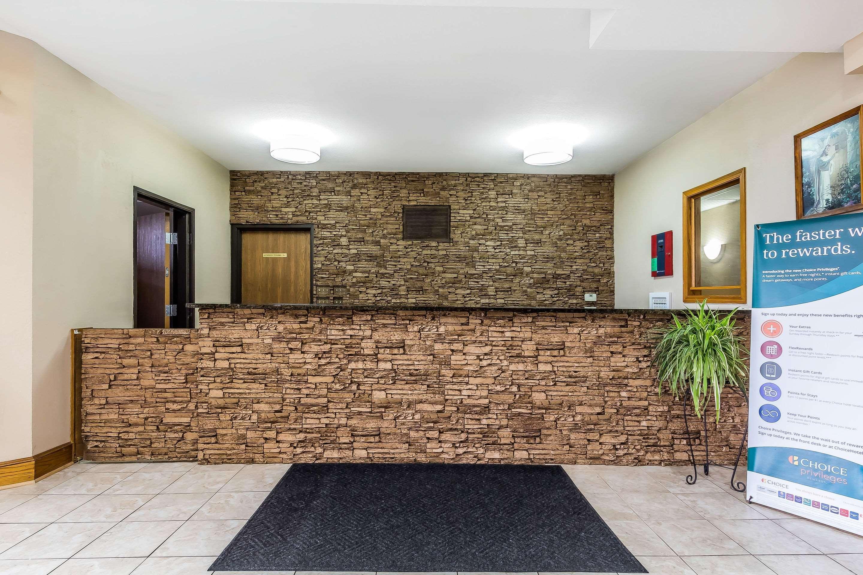 Quality Inn & Suites Chesterfield Village Спрингфийлд Екстериор снимка
