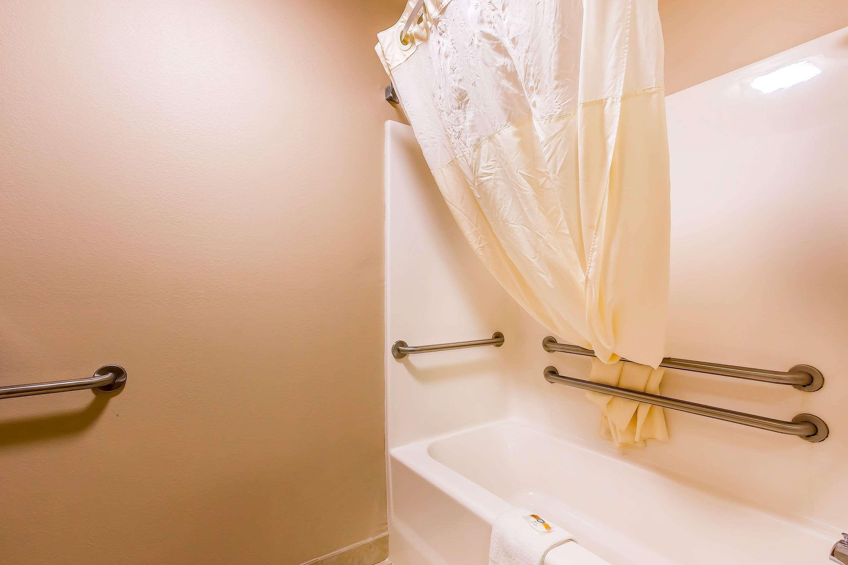 Quality Inn & Suites Chesterfield Village Спрингфийлд Екстериор снимка